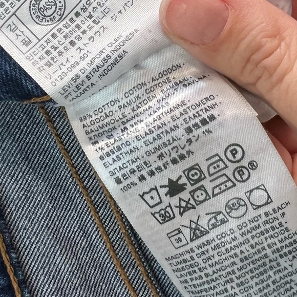 Levi’s Wedgie Straight Jeans in Medium Wash - Picture 15 of 16